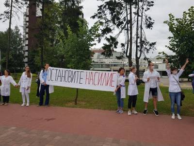 В Минске медики вышли на акцию протеста против насилия силовиков