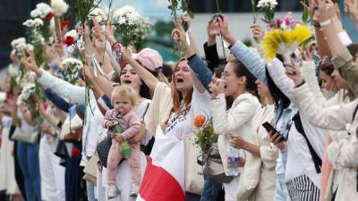Митингующие в Белоруссии выстраиваются в «цепи солидарности»