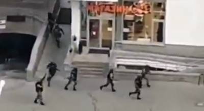 Безопасных мест нет: в Минске силовики стреляют в окна жилых домов (видео)