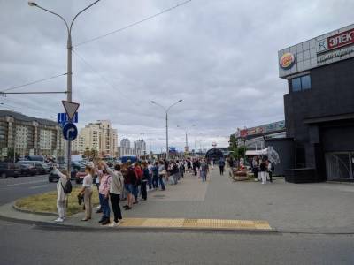 Более шести часов длится женская акция против насилия возле станции метро «Уручье» в Минске