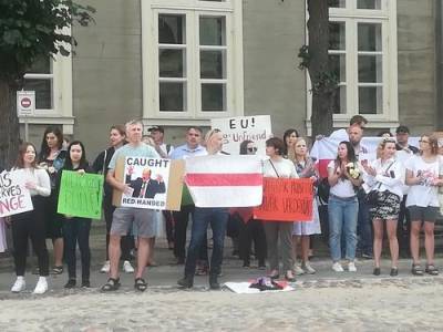 Эдгарс Ринкевич - В Риге прошел пикет в поддержку жителям Беларуси - argumenti.ru - Белоруссия - Рига - Латвия