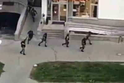 ОМОН расстрелял кричащих с балкона людей в Минске