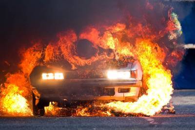 Сегодня вечером в Смоленском районе одновременно загорелись два автомобиля