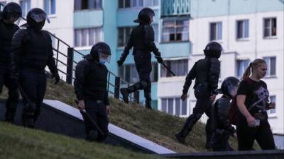 Видео: ОМОН открыл стрельбу по жилому дому в Белоруссии