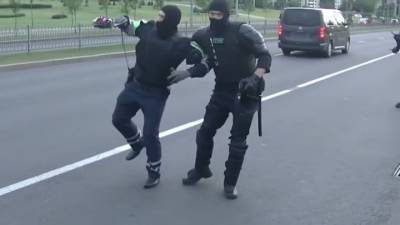 Протестующие сбили двух сотрудников ГАИ в Минске и Барановичах