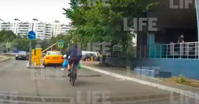 В Москве велосипедист хотел проехать за такси через шлагбаум и поплатился