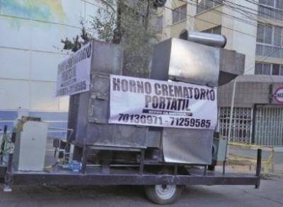 В Боливии по улицам ездит передвижной крематорий