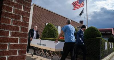 В США 40 членов одной семьи заразились COVID-19 на похоронах