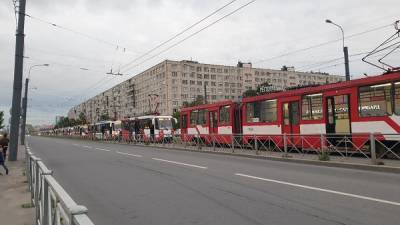 В Петербурге пробитое стекло остановило трамвайное движение