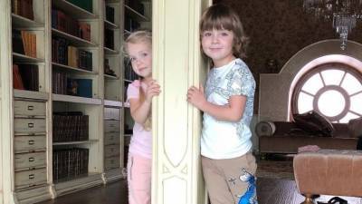 «Как в сказке»: Николаев оценил видео прогулки Пугачевой с детьми по полю