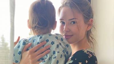 Экс-жена Эмина Агаларова показала годовалую дочь в модном плаще и сапожках—видео