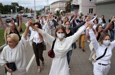 Мирный протест. В Минске несколько сотен девушек выстроились в цепь, на акцию они принесли цветы