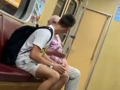 «Ты на меня дышишь!»: В харьковском метро пенсионер устроил скандал из-за маски