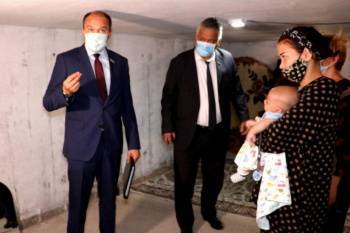В Ташкенте женщина с трехмесячным ребенком и матерью жила в подвале: проблему решил только Сенат