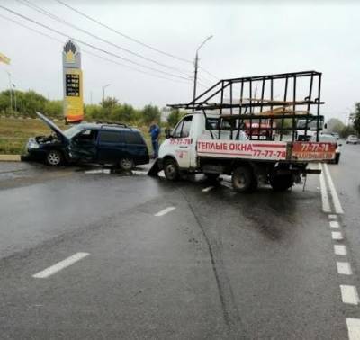 В Кургане легковушка столкнулась с грузовой «Газелью»: пострадали два человека