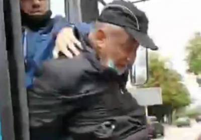 Водитель троллейбуса жестко обошелся с пенсионером в Днепре, видео: "дедушка стал инвалидом"