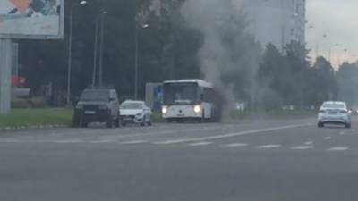 Автобус загорелся на улице Подвойского