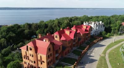 В Чебоксарах выставлен на продажу комплекс из трех домов за 85 млн рублей