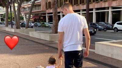 Даниил Квят опубликовал фото прогулки с дочкой