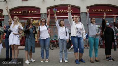 Люди с цветами выстраиваются в "цепи солидарности" в Минске