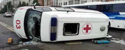 В Омске авто скорой помощи с беременной женщиной в салоне попало в ДТП