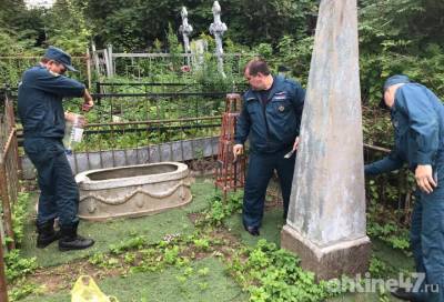 Сотрудники «Леноблпожспаса» восстанавливают памятник красноармейцам в Антропшино