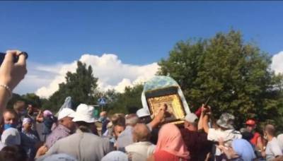 В Киевской области радикалы набросились на крестный ход прихожан УПЦ