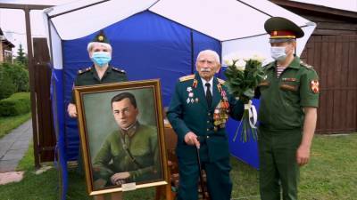 Военнослужащие поздравили со столетним юбилеем ветерана ВОВ.