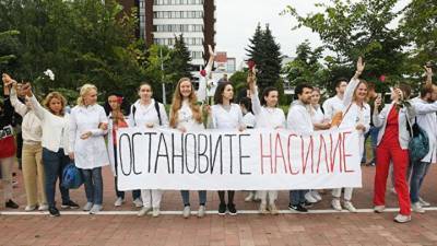 Белорусские медики выходят из больниц, требуя прекратить насилие