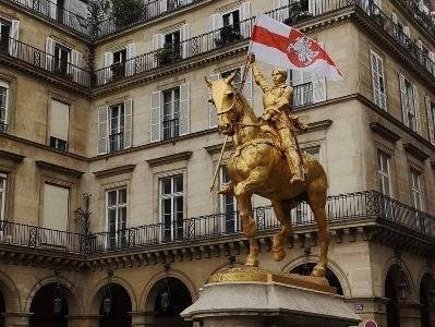 На памятник Жанне д'Арк в Париже водрузили флаг Беларуси