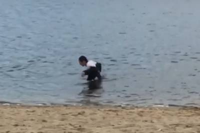 В Ярославле на центральном пляже мужчина купался в костюме