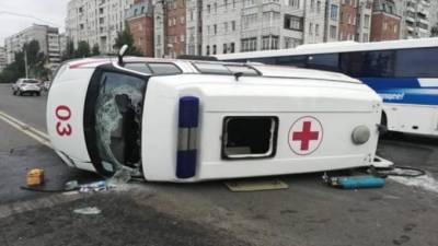 В Омске машина "скорой" с роженицей опрокинулась после ДТП