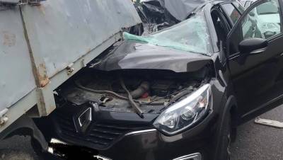 "Ушел в грузовик": разбитый Renault собрал пробку на КАД