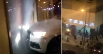 Видео: вандалы в США вломились в салон Tesla на Audi