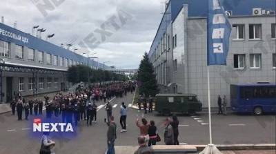 «Лопнуло терпение»: в Беларуси вышли на забастовку рабочие крупнейших предприятий (ВИДЕО)