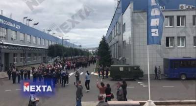 Сотни работников крупнейшего в Беларуси предприятия БелАЗ вышли на забастовку (видео)