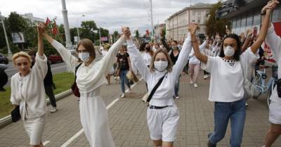 ФОТО, ВИДЕО: В Минске женщины второй день подряд выстроили "цепи солидарности"