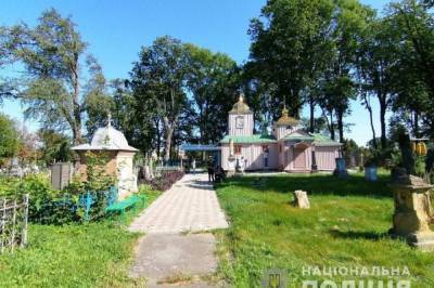 Разбитые надгробия и поврежденные кресты: В Ровно вандалы разгромили кладбище