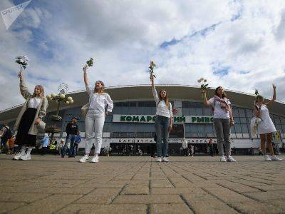Женщины в белом и с цветами провели мирную акцию в Минске
