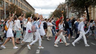 Около тысячи женщин с цветами в руках проводят шествие в Минске
