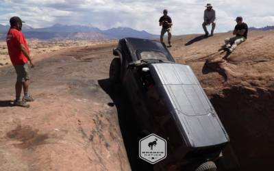 Это круто: новый Ford Bronco лезет на отвесную скалу (видео)