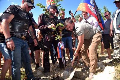 Глава ДНР и лидер «Ночных волков» посадили дерево на аллее Русской весны в Крыму