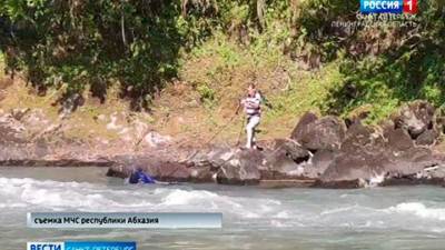 В Абхазии спасатели и водолазы ищут упавшую в горную реку девушку