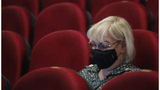 Коронавирус в России: люди не идут в кино, но бронируют туры на Новый год