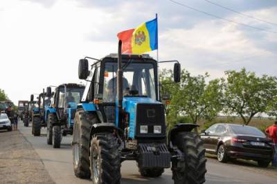 Молдавские фермеры двинули технику на Кишинев