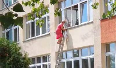 Минск: член избиркома сбегает через окно (ВИДЕО)
