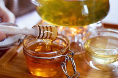 Диетолог рассказала, при каких заболеваниях опасно есть мед