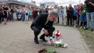 Послы стран ЕС пришли с цветами к стихийному мемориалу в Минске