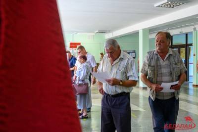 Соцопрпос: лишь 22% россиян полностью доверяют результатам выборов президента Беларуси