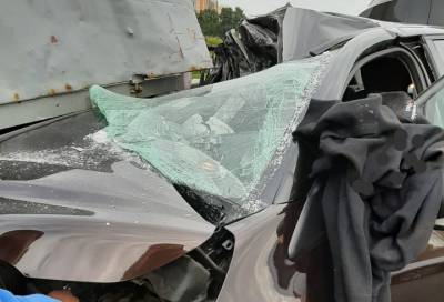 Видео: гонщик на Renault врезался в грузовик на КАД